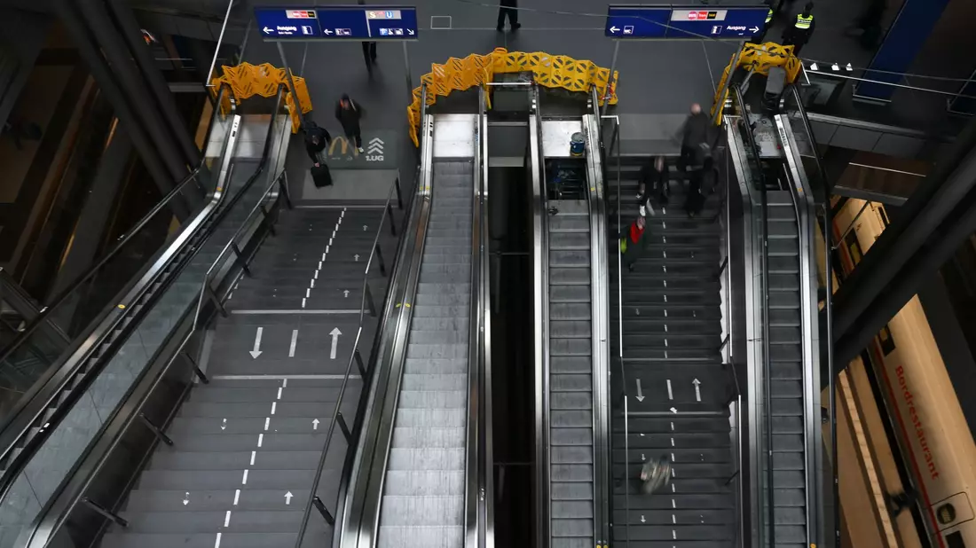 Bis auf weiteres gesperrt: 42 von 54 Rolltreppen im Berliner Hauptbahnhof. (Archivbild) - Bild: Markus Lenhardt/dpa