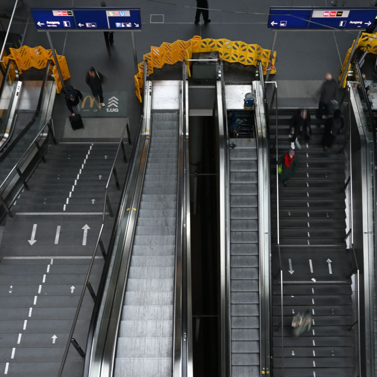 Bis auf weiteres gesperrt: 42 von 54 Rolltreppen im Berliner Hauptbahnhof. (Archivbild) - Foto: Markus Lenhardt/dpa