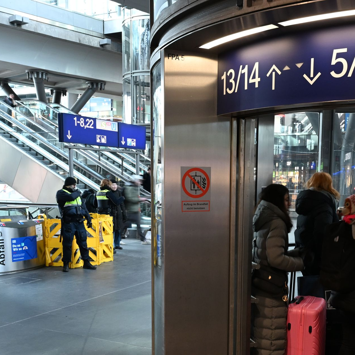Die Aufzüge im Hauptbahnhof brauchen oft sehr lang. (Archivbild) - Foto: Markus Lenhardt/dpa