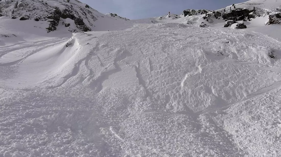 Ein deutscher Skifahrer starb unter einer Lawine in Tirol. (Symbolbild) - Bild: Zoom.Tirol/APA/dpa