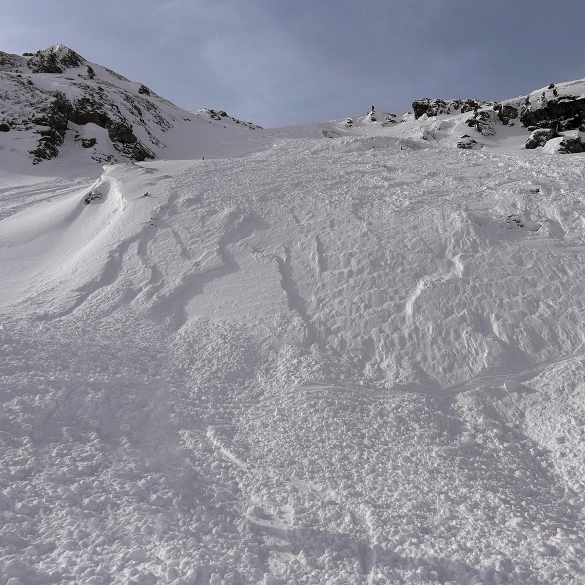 Ein deutscher Skifahrer starb unter einer Lawine in Tirol. (Symbolbild) - Foto: Zoom.Tirol/APA/dpa