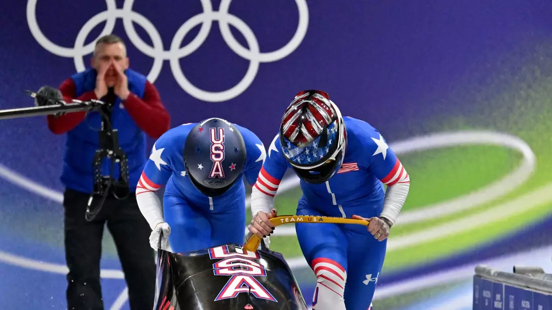 Kaillie Armbruster Humphries (Pilotin) und Anschieberin Jasmine Jones (USA) führen nach dem ersten Lauf. - Bild: Robert Michael/dpa