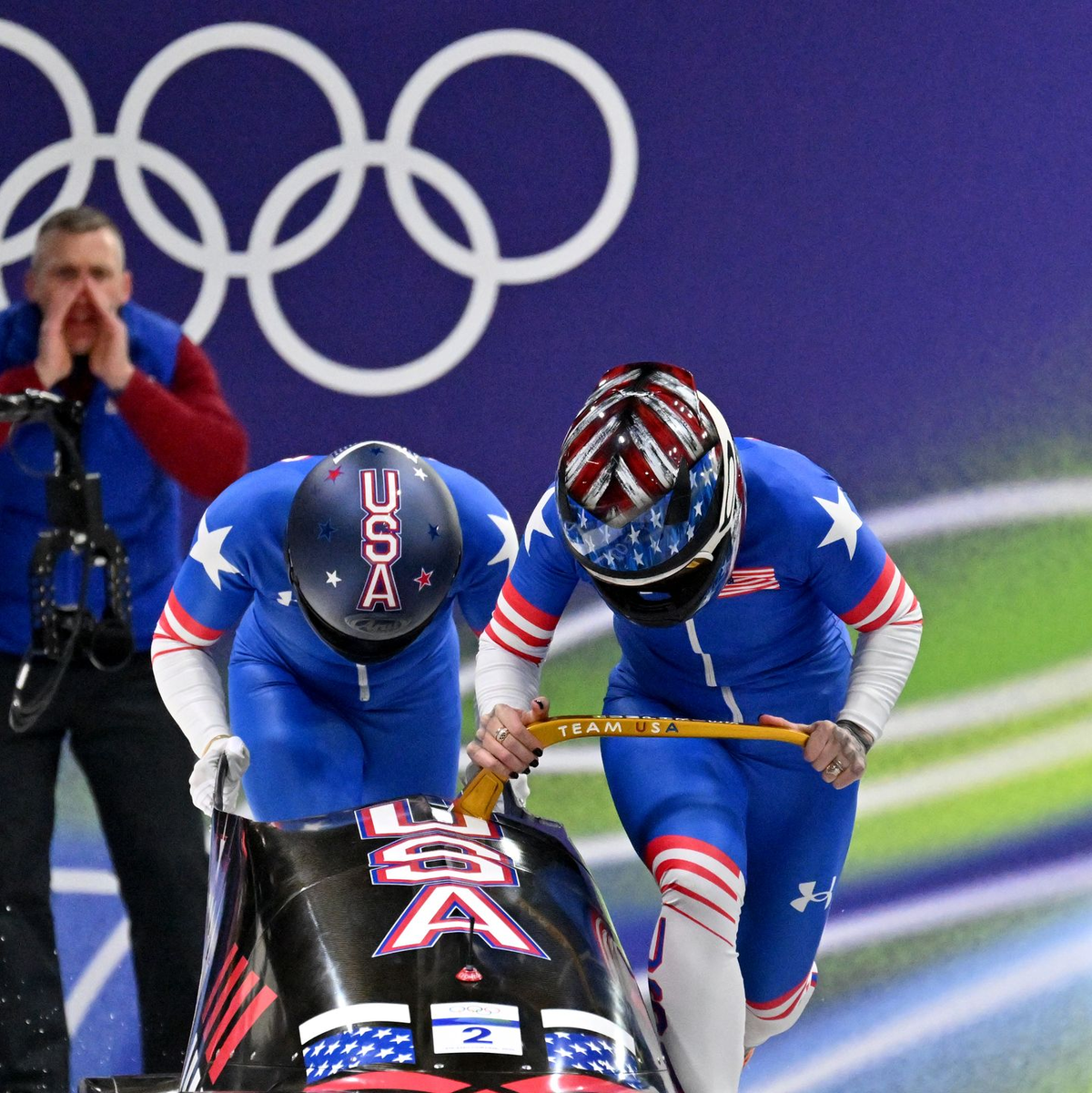 Kaillie Armbruster Humphries (Pilotin) und Anschieberin Jasmine Jones (USA) führen nach dem ersten Lauf. - Foto: Robert Michael/dpa