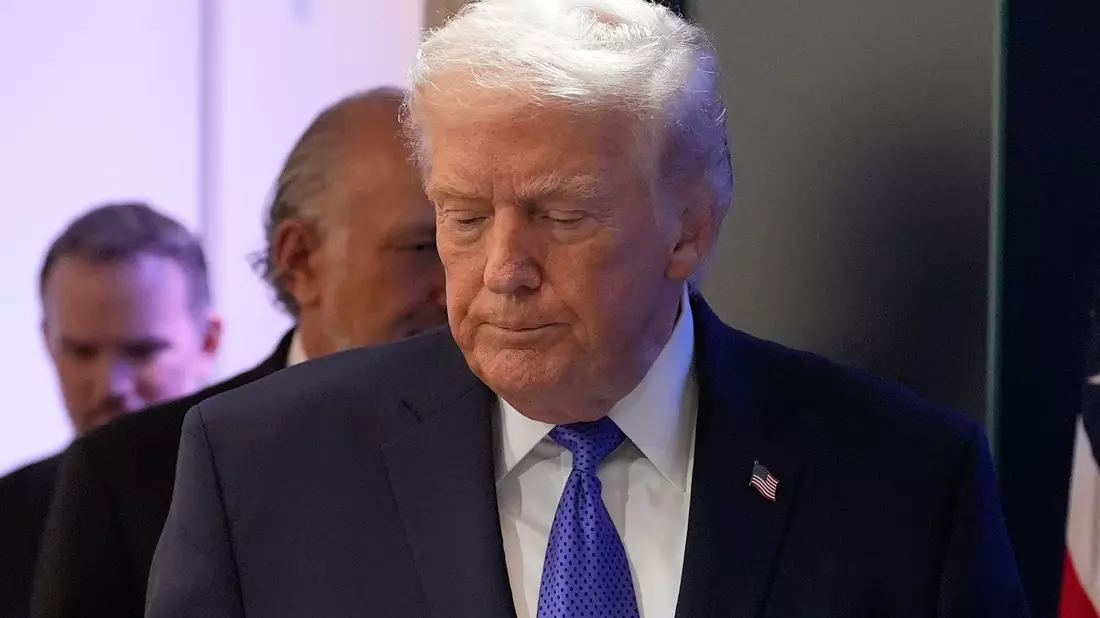 Der Supreme Court hat viele seiner Zölle für illegal erklärt - nun reagiert Trump.  - Bild: Alex Brandon/AP/dpa