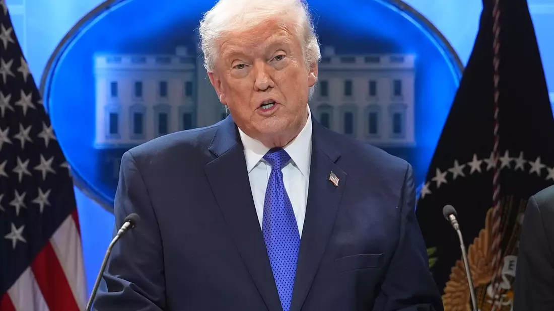 Mit einer offiziellen Reaktion lässt der US-Präsident zunächst auf sich warten. - Bild: Evan Vucci/AP/dpa