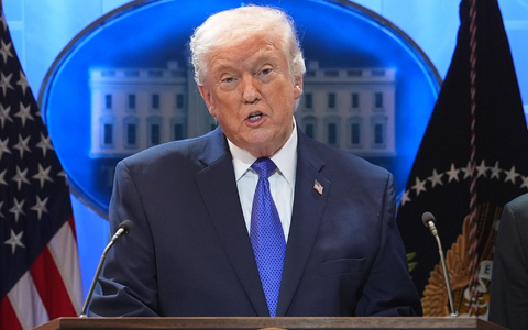 Mit einer offiziellen Reaktion lässt der US-Präsident zunächst auf sich warten. - Foto: Evan Vucci/AP/dpa