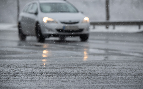 Autofahrer aufgepasst: In der Nacht zum Samstag wird es im Nordosten nochmal glatt. (Archivbild) - Foto: Sebastian Gollnow/dpa