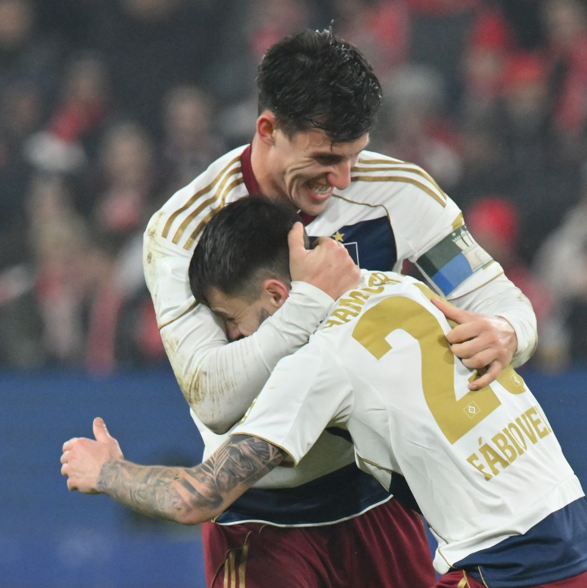 Erzielte mit einem Freistoß das 1:1 für den HSV: Fabio Vieira (vorn). - Foto: Torsten Silz/dpa