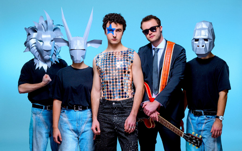 Der 19-jährige Sänger Cosmó vertritt Österreich beim 70. ESC im Mai in Wien - Foto: Hans Leitner/ORF/dpa