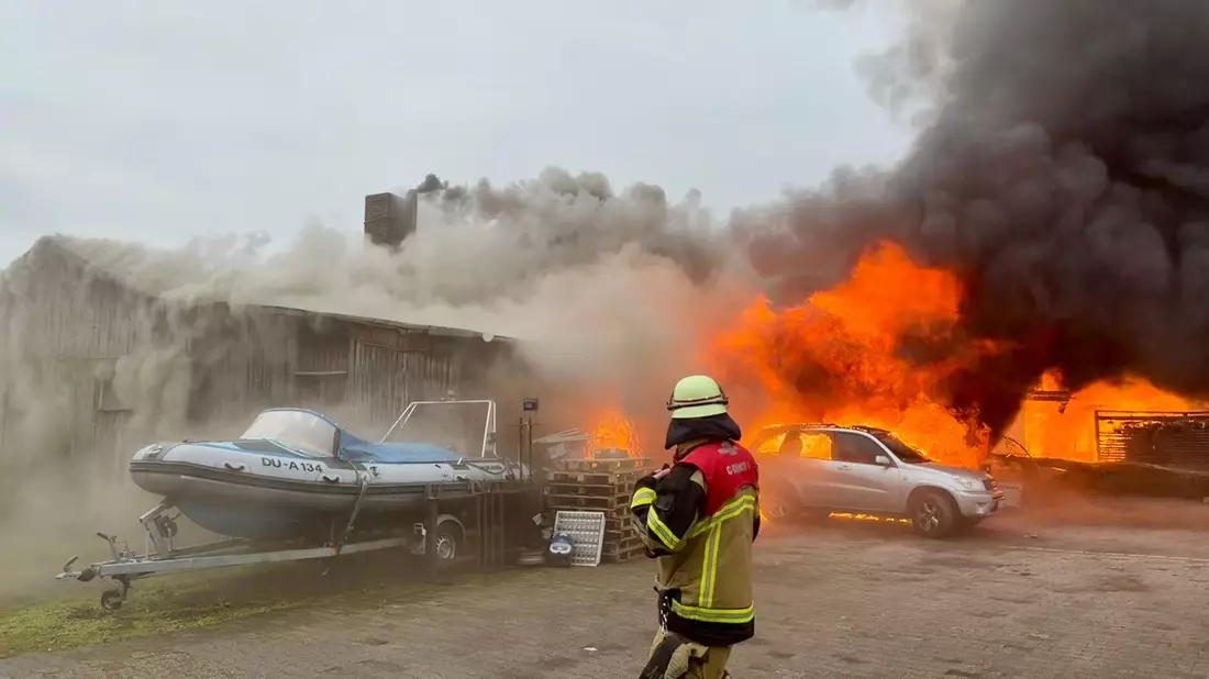 FW-E: Großbrand in holzverarbeitendem Gewerbebetrieb - massive Rauchentwicklung erfordert Warnung der Bevölkerung - Bild: presseportal.de
