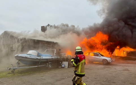 FW-E: Großbrand in holzverarbeitendem Gewerbebetrieb - massive Rauchentwicklung erfordert Warnung der Bevölkerung - Foto: presseportal.de
