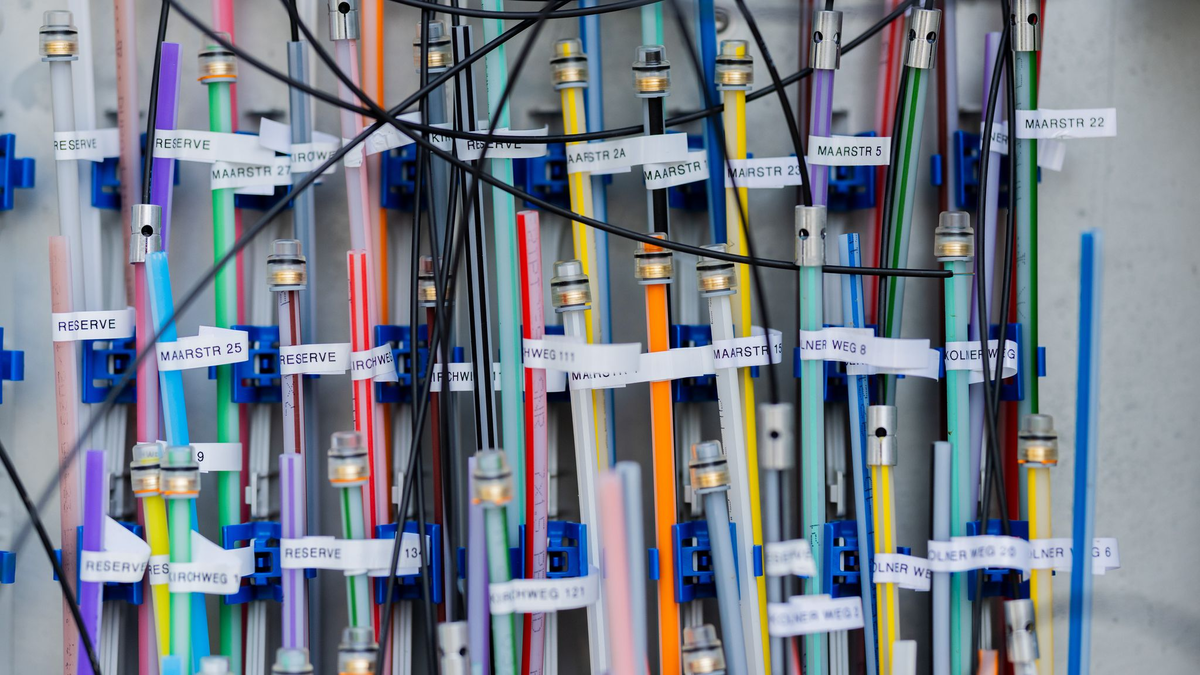 Glasfaserkabel in einem Verteilerkasten. - Foto: Rolf Vennenbernd/dpa