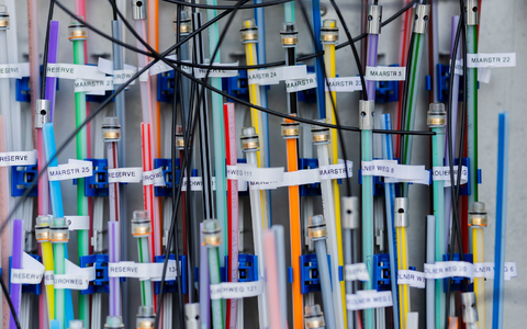 Glasfaserkabel in einem Verteilerkasten. - Foto: Rolf Vennenbernd/dpa