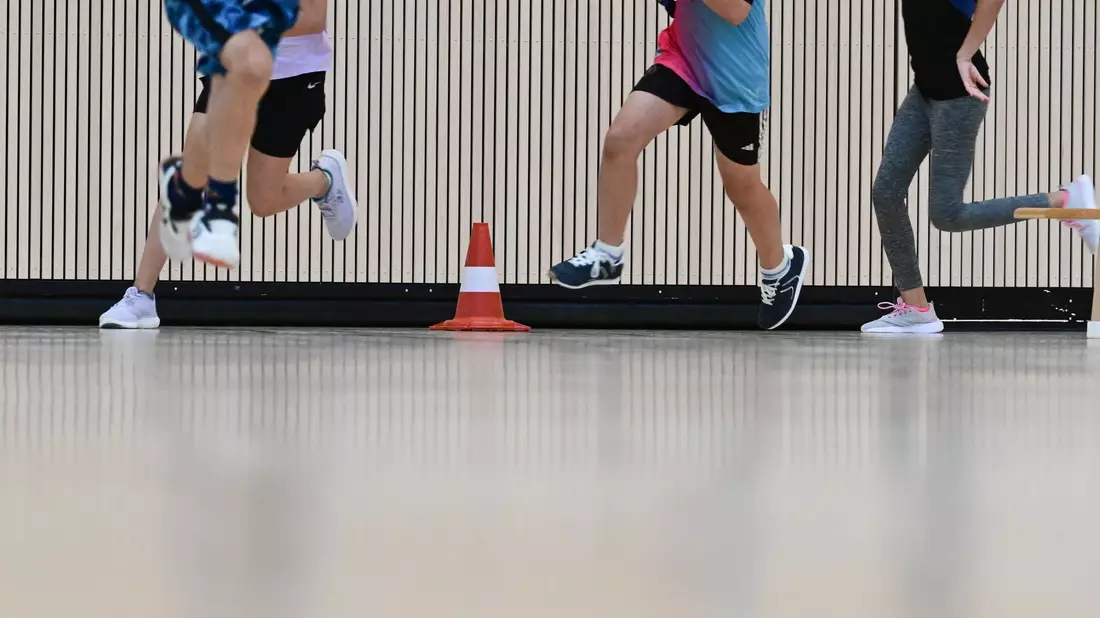 Ein KI-Tool könnte vielleicht bald die Benotung im Sportunterricht verändern. (Symbolbild) - Bild: Bernd Weißbrod/dpa