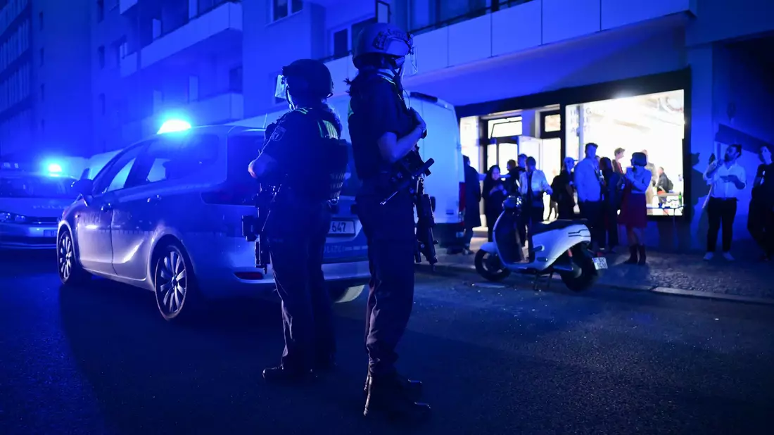 Polizeieinsatz im Mai 2025 nach Schüssen nahe der Friedrichstraße in Berlin. - Bild: Sebastian Gollnow/dpa