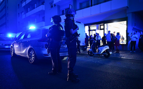 Polizeieinsatz im Mai 2025 nach Schüssen nahe der Friedrichstraße in Berlin. - Foto: Sebastian Gollnow/dpa