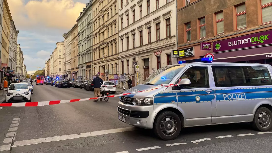 Ein Einsatzfahrzeug der Polizei steht 2025 nach Schüssen auf einer Straße in Berlin-Kreuzberg.  - Bild: Anja Mia Neumann/dpa