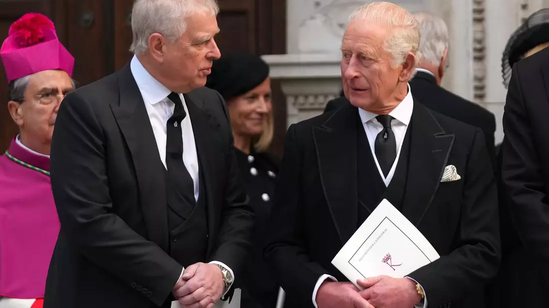Andrew (l.) ist eine Belastung für seinen Bruder, König Charles III. (Archivbild) - Bild: Joanna Chan/AP/dpa