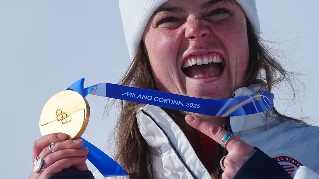 «Nicht damit springen»: Breezy Johnson gab nach ihrem Malheur einen Tipp für den Umgang mit den Olympia-Medaillen. (Archivbild) - Bild: Michael Kappeler/dpa