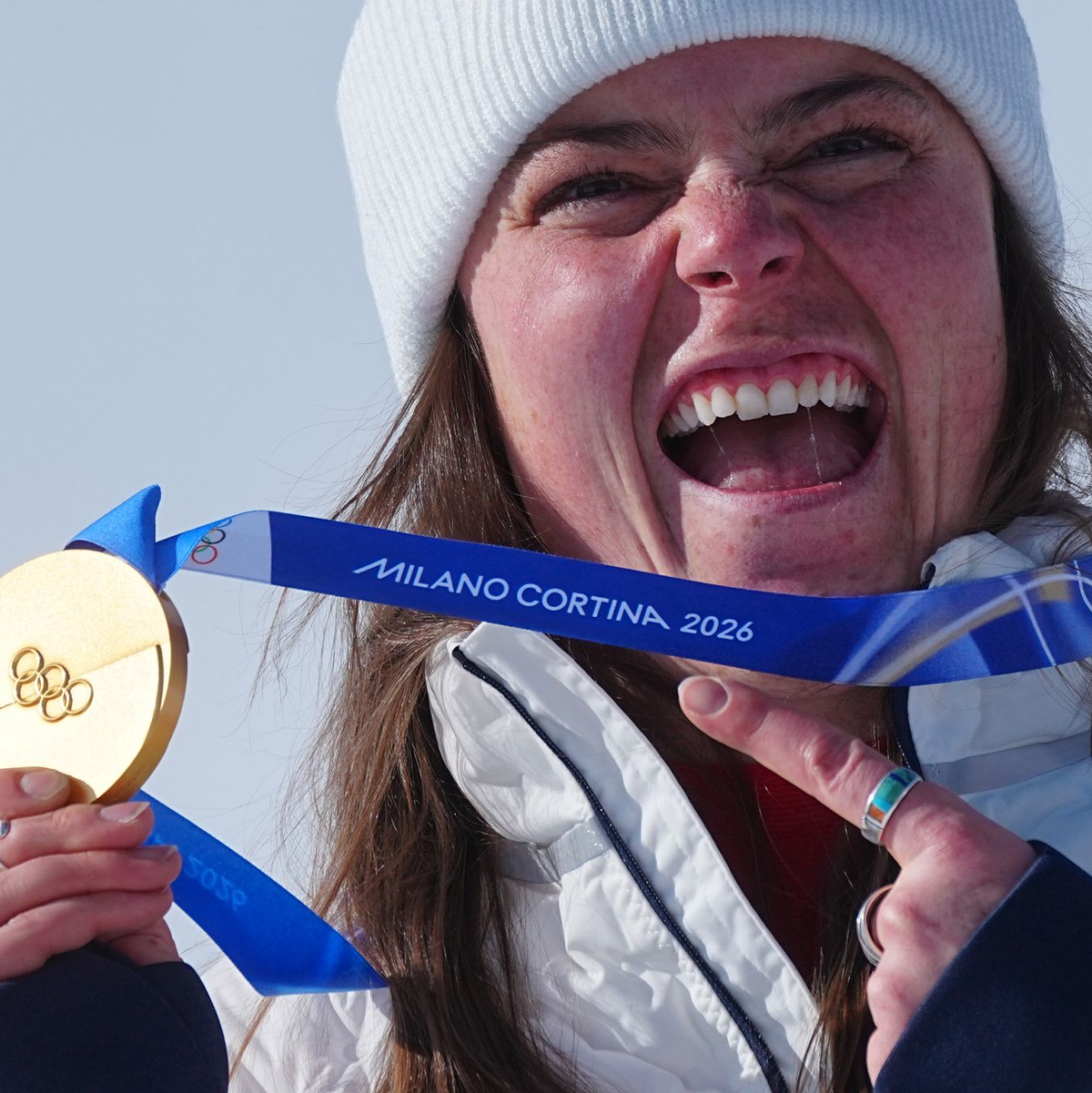 «Nicht damit springen»: Breezy Johnson gab nach ihrem Malheur einen Tipp für den Umgang mit den Olympia-Medaillen. (Archivbild) - Foto: Michael Kappeler/dpa