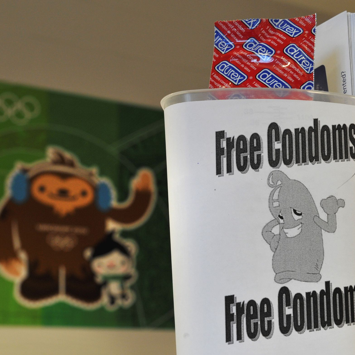 Dauerbrenner bei Olympia: Schon 2010 in Vancouver waren die Kondome im olympischen Dorf Gesprächsthema. (Archivbild) - Foto: Peter Kneffel/dpa