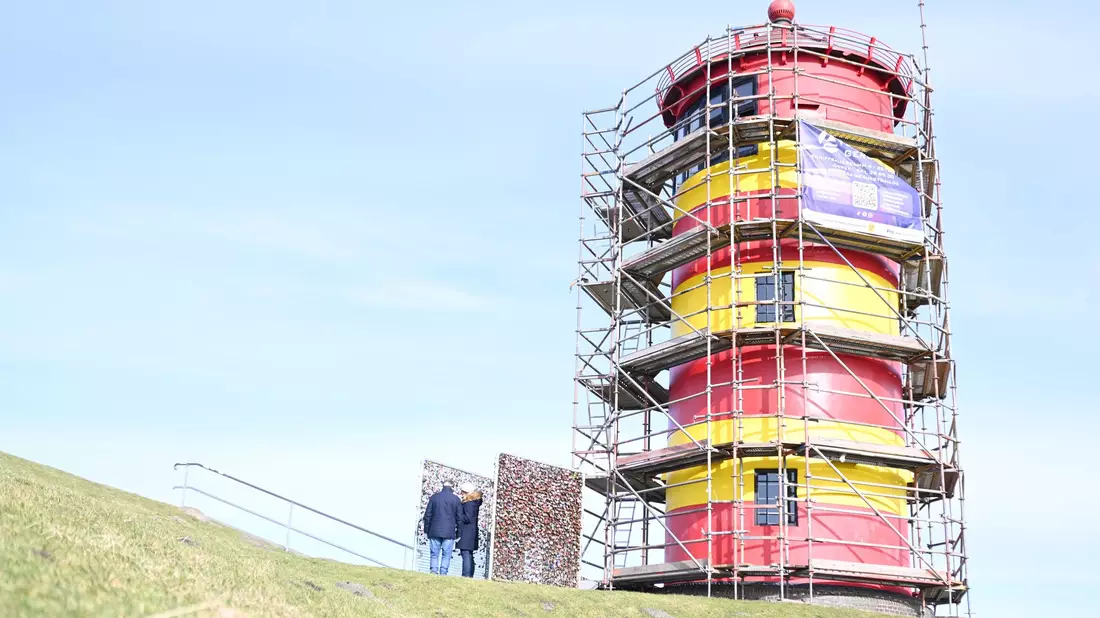 Für den Neuanstrich ist der Pilsumer Leuchtturm eingerüstet. - Bild: Lars Penning/dpa
