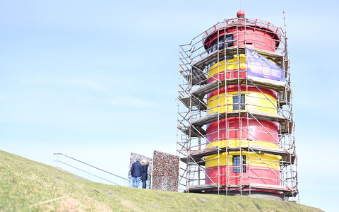 Für den Neuanstrich ist der Pilsumer Leuchtturm eingerüstet. - Foto: Lars Penning/dpa