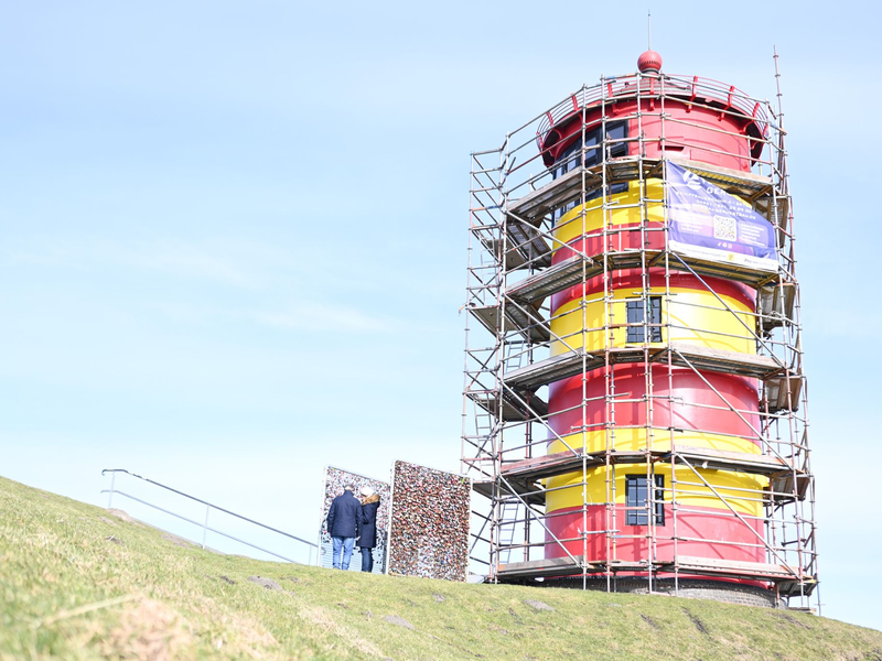 Für den Neuanstrich ist der Pilsumer Leuchtturm eingerüstet. - Foto: Lars Penning/dpa
