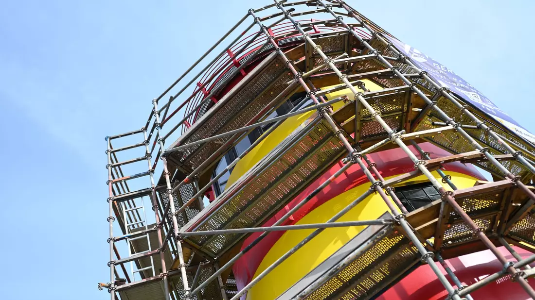 2020 wurde der Pilsumer Leuchtturm zuletzt komplett neu angestrichen. - Bild: Lars Penning/dpa
