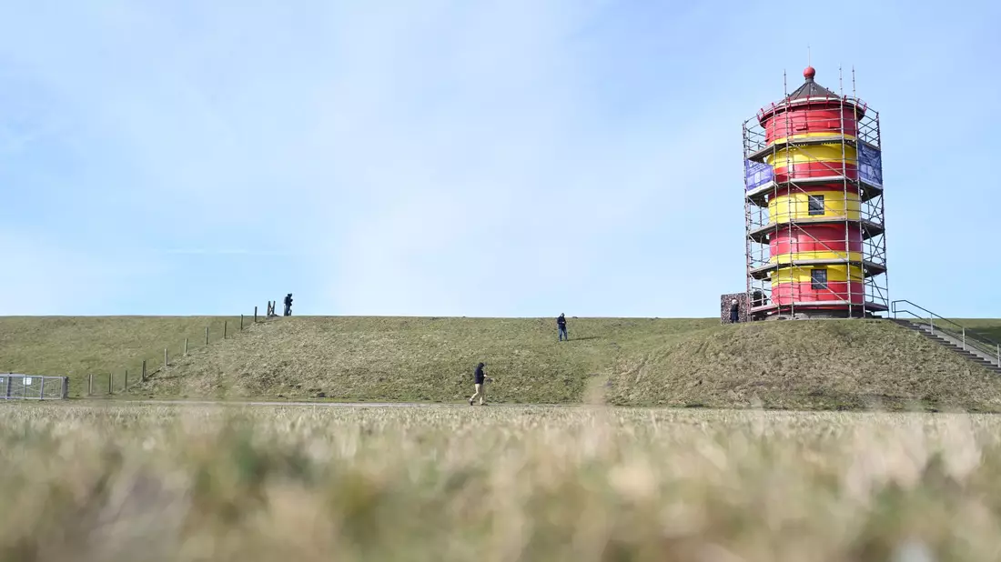Überregional bekannt wurde der Leuchtturm durch einen Otto-Spielfilm. - Bild: Lars Penning/dpa