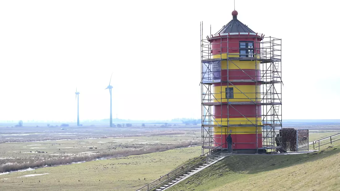 Der vergleichsweise kleine Leuchtturm ist schon seit Jahren nicht mehr im Dienst - dafür aber ein beliebtes Fotomotiv in Ostfriesland.  - Bild: Lars Penning/dpa