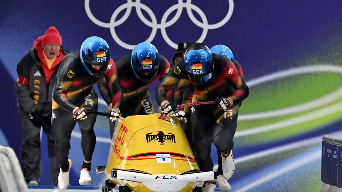 Johannes Lochner (Pilot), Thorsten Margis, Jörn Wenzel und Georg Fleischhauer (Deutschland) legten im ersten Lauf Start- und Bahnrekord hin.  - Bild: Robert Michael/dpa