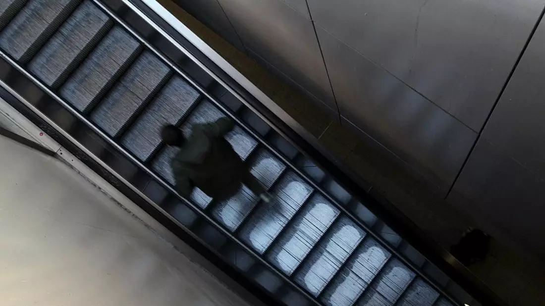 Mann läuft Rolltreppe hoch (Archiv) - Bild: via dts Nachrichtenagentur