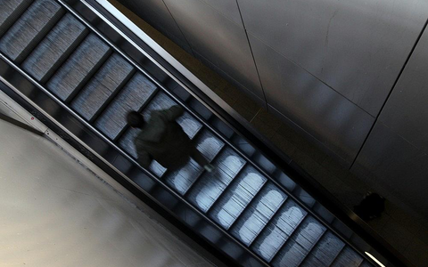 Mann läuft Rolltreppe hoch (Archiv) - Foto: via dts Nachrichtenagentur