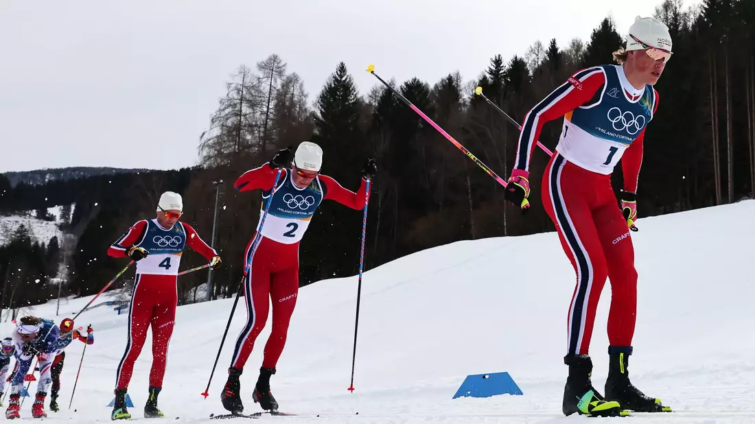 Johannes Hoesflot Klaebo (r) gewinnt seine sechste Goldmedaille bei den Winterspielen 2026. - Bild: Daniel Karmann/dpa