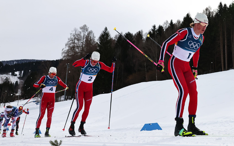 Johannes Hoesflot Klaebo (r) gewinnt seine sechste Goldmedaille bei den Winterspielen 2026. - Foto: Daniel Karmann/dpa