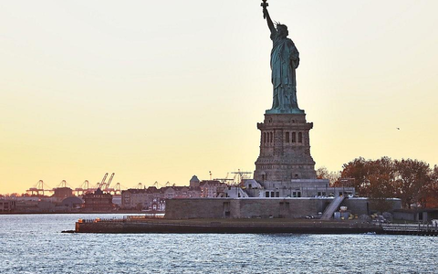 Industrieanlagen, Hafen und Freiheitsstatue (Archiv) - Foto: via dts Nachrichtenagentur
