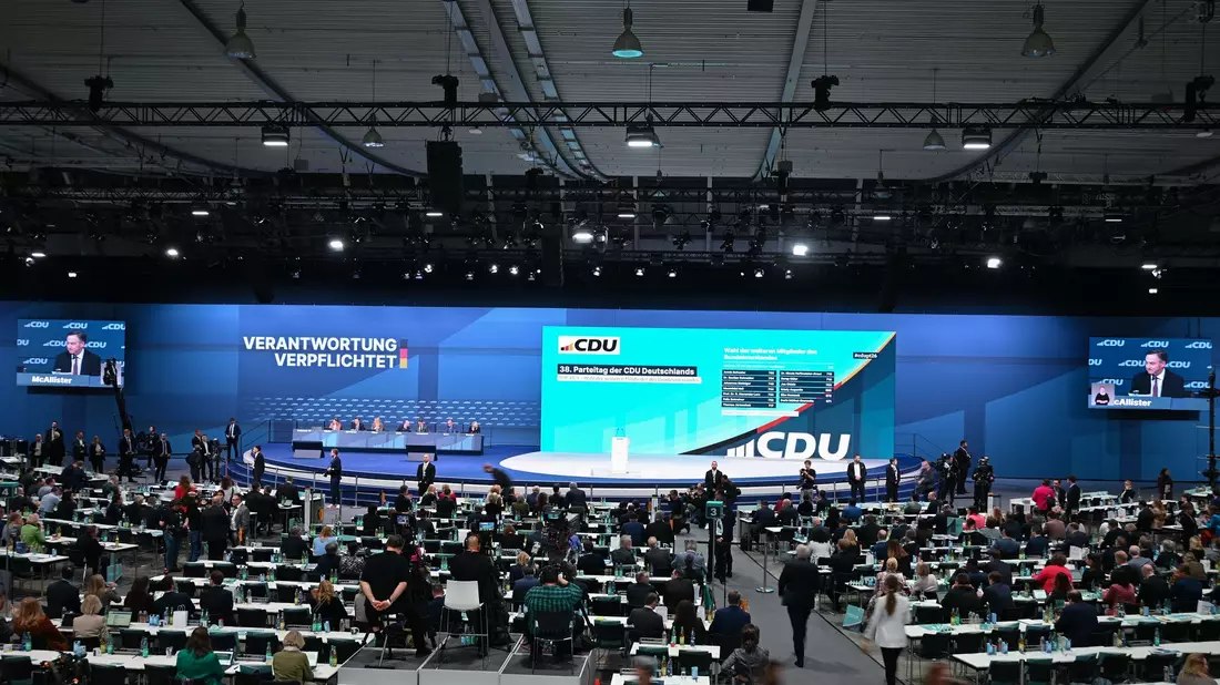 Die CDU fordert ein Mindestalter von 14 Jahren für soziale Netzwerke. - Bild: Katharina Kausche/dpa