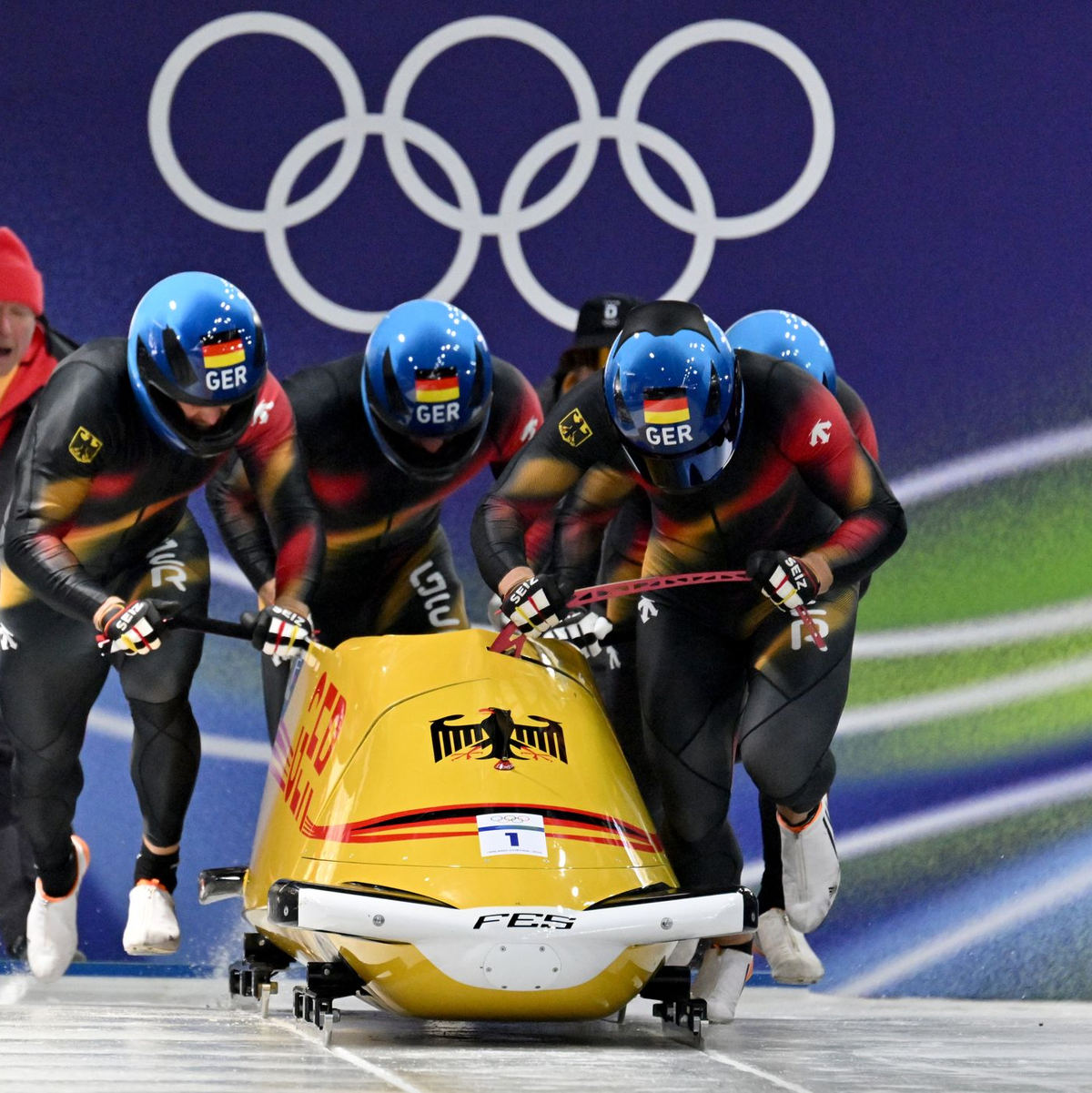 Johannes Lochner (Pilot), Thorsten Margis, Jörn Wenzel und Georg Fleischhauer legten im ersten Lauf Start- und Bahnrekord hin.  - Foto: Robert Michael/dpa