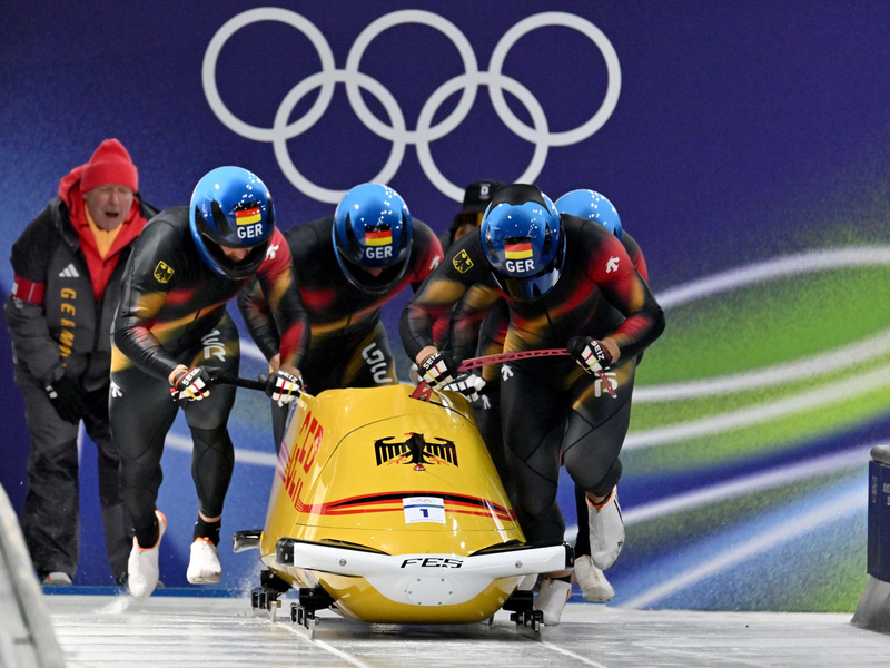 Johannes Lochner (Pilot), Thorsten Margis, Jörn Wenzel und Georg Fleischhauer legten im ersten Lauf Start- und Bahnrekord hin.  - Foto: Robert Michael/dpa