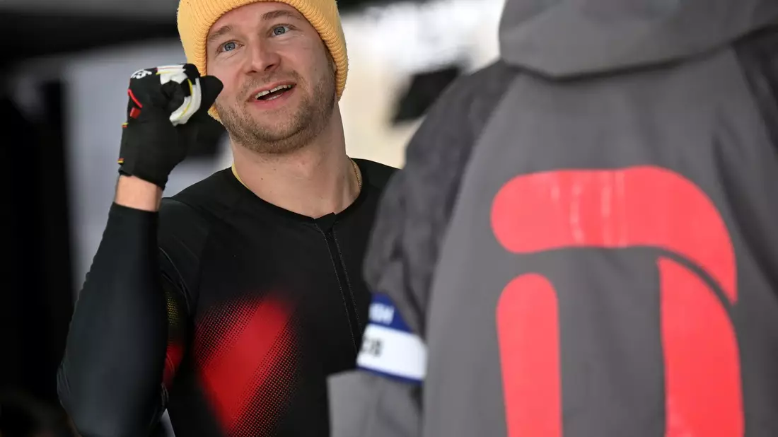 Johannes Lochner (Pilot) führt zur Halbzeit im Viererbob. - Bild: Robert Michael/dpa