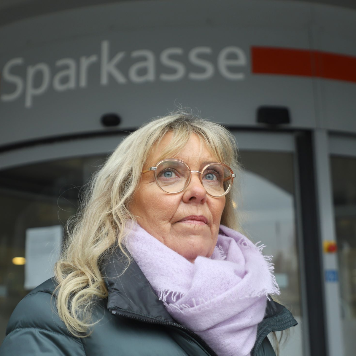 Astrid Kaiser hatte ein Schließfach in der Gelsenkirchener Sparkasse. Jetzt fühlt sie sich doppelt betroffen.  - Foto: ---/dpa