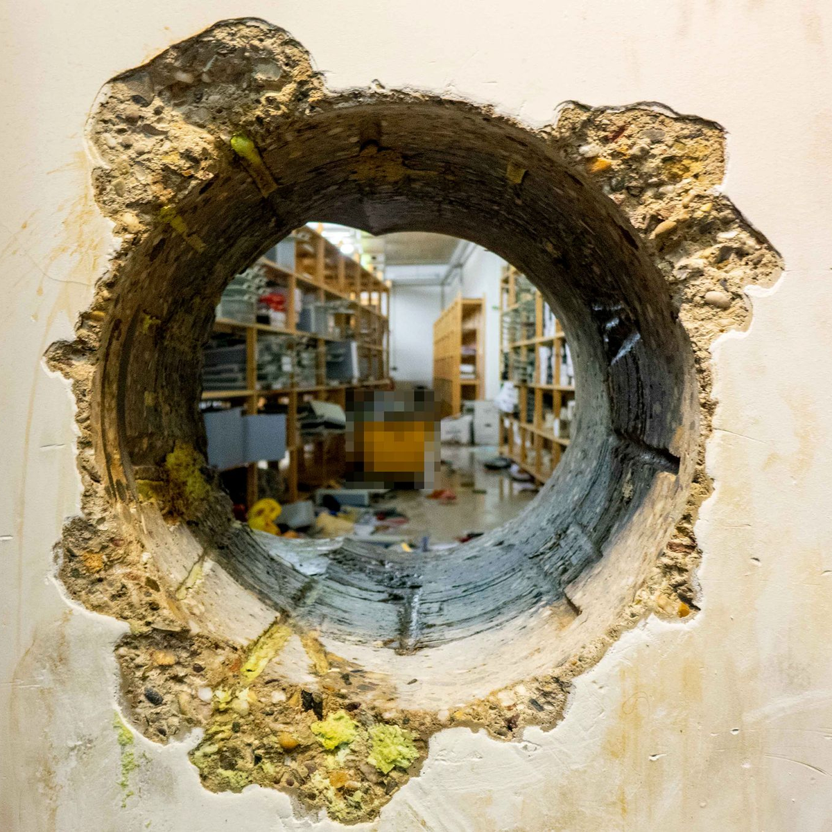 Durch dieses Loch kamen die Einbrecher in den Tresorraum - Foto: -/Polizei Gelsenkirchen/dpa