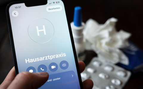 Macht eine telefonische Krankschreibung Fehlzeiten im Job zu leicht? (Archivbild) - Foto: Sina Schuldt/dpa