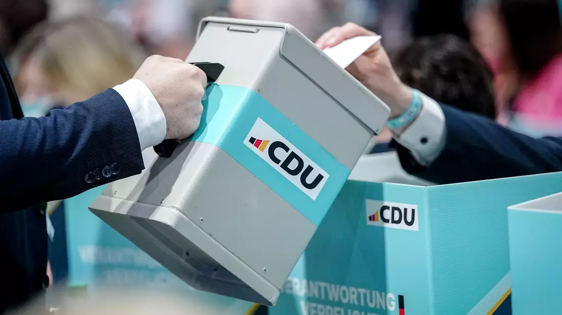 Die Delegierten stimmten über viele Anträge ab - unter anderem zum Social-Media-Verbot bis 14.  - Bild: Kay Nietfeld/dpa