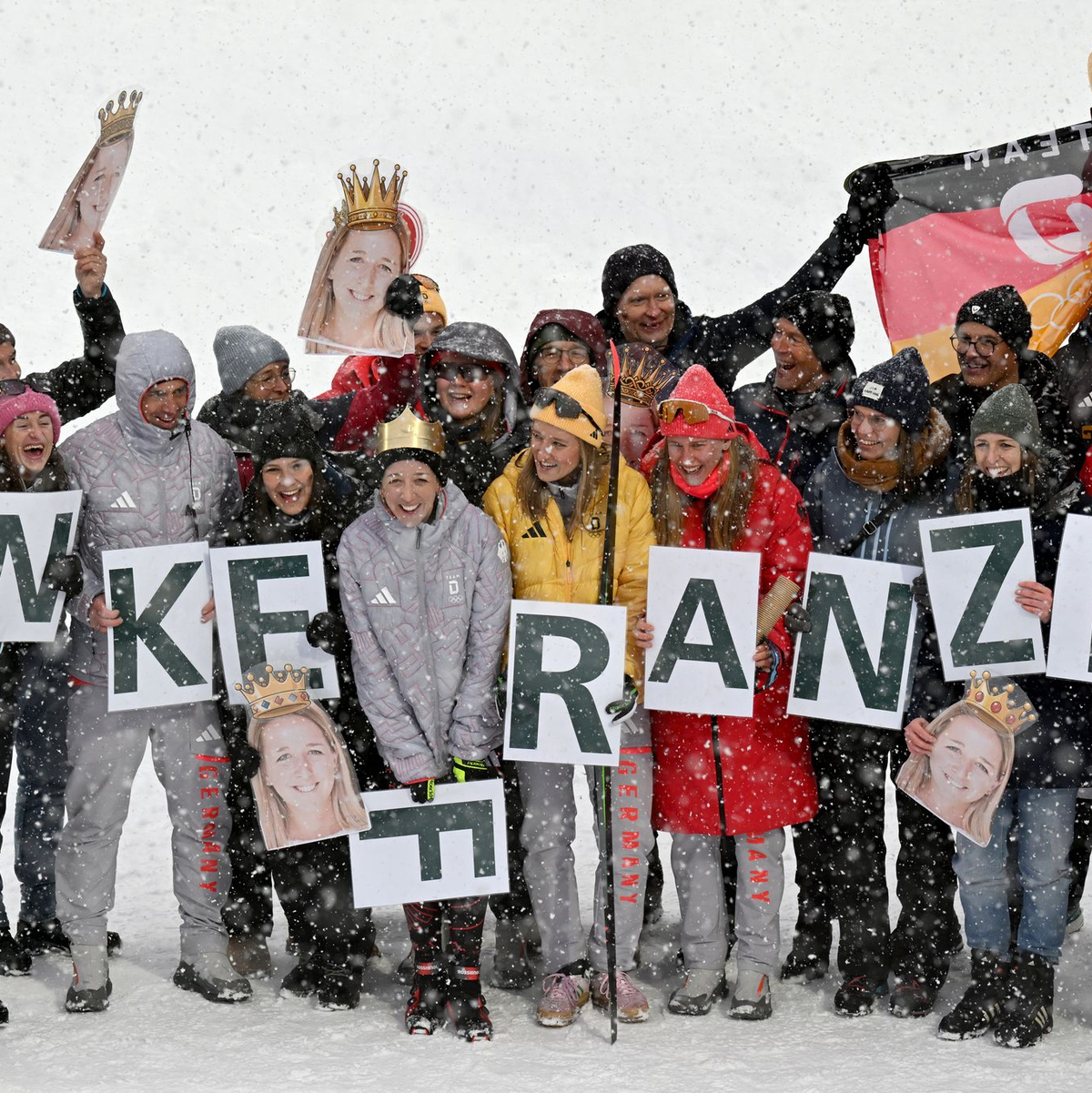 Im Ziel wartete das Team mit einer Botschaft auf Franziska Preuß. - Foto: Hendrik Schmidt/dpa