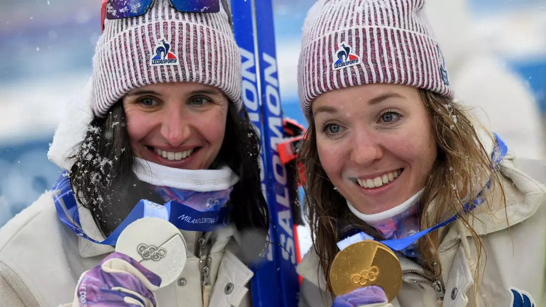 Schon wieder Medaillen für Frankreich: Gold für Oceane Michelon (r), Silber für Julia Simon. - Bild: Hendrik Schmidt/dpa