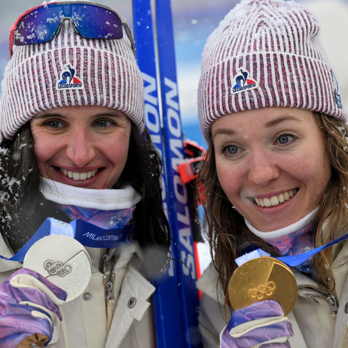 Schon wieder Medaillen für Frankreich: Gold für Oceane Michelon (r), Silber für Julia Simon. - Foto: Hendrik Schmidt/dpa