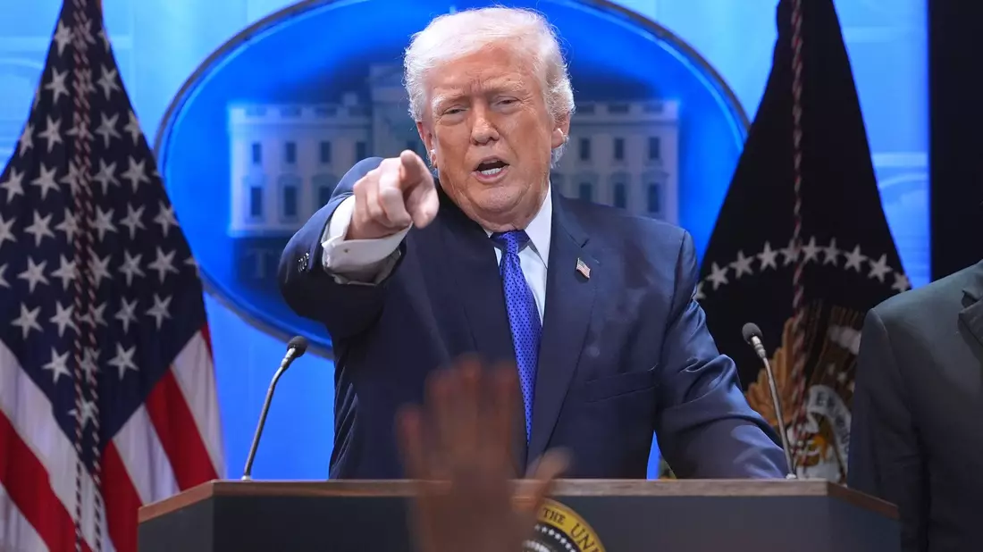 Trump kündigt 15 Prozent Zölle an.  - Bild: Evan Vucci/AP/dpa