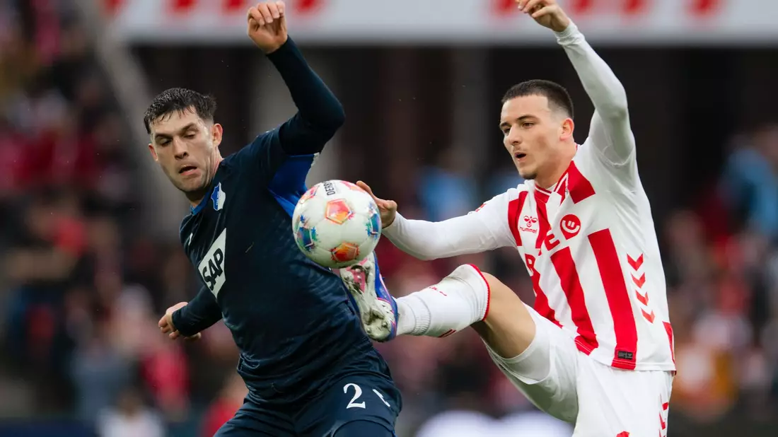 Kölns Said El Mala (r) und Hoffenheims Robin Hranac kämpfen um den Ball. - Bild: Marius Becker/dpa